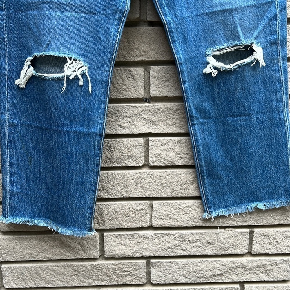 Levi’s Wedgie Straight Cropped Distressed Jeans with Frayed Hem Sz 30 - Picture 4 of 11